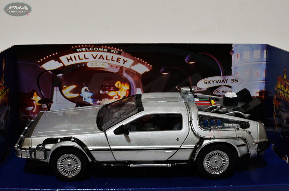  1989  DELOREAN TIME MACHINE (DMC-12) 1:24